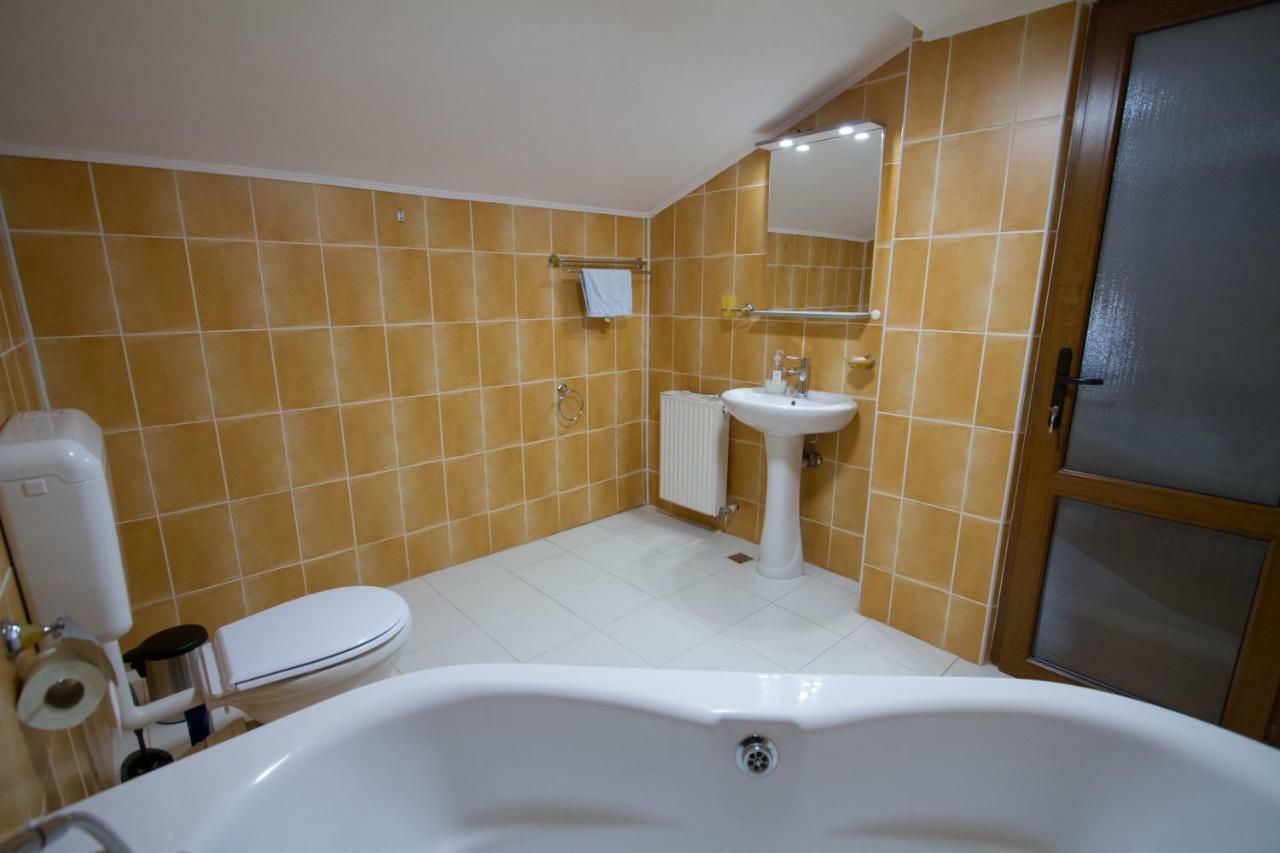 Pe Tocile Apartment Brasov Bagian luar foto